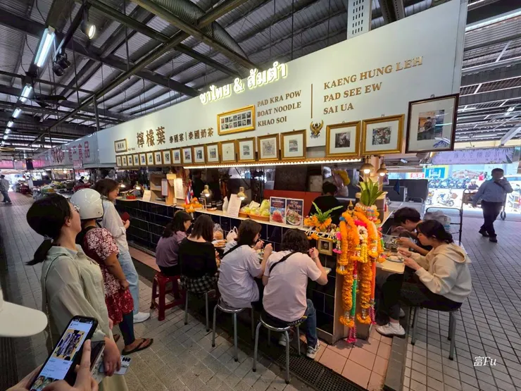 白色外觀亮眼，看到人多的地方大概就能找到了XD