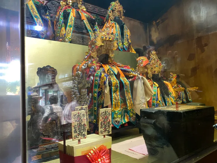 一百多年歷史的軟身媽祖像。前方四方型香爐也是古物