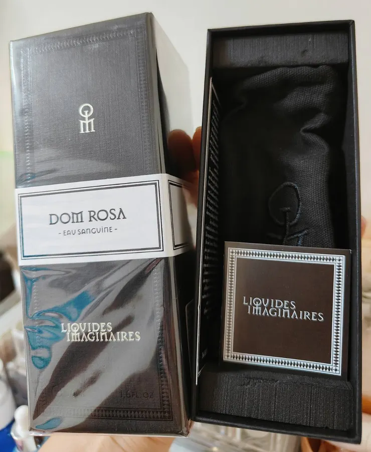 Les Liquides Imaginaires紙盒蠻有質感，還會附上黑色抽繩袋
