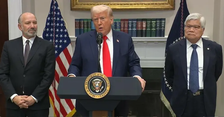 台積電(右邊董事長魏哲家)日前在白宮宣布加碼投資美國的資料照。 圖：翻攝白宮臉書（資料照）