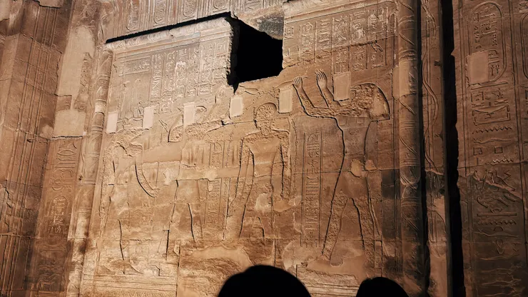 加冕儀式前用香精淨身，左側有鱷魚神和老鷹神。可惜被破壞嚴重。