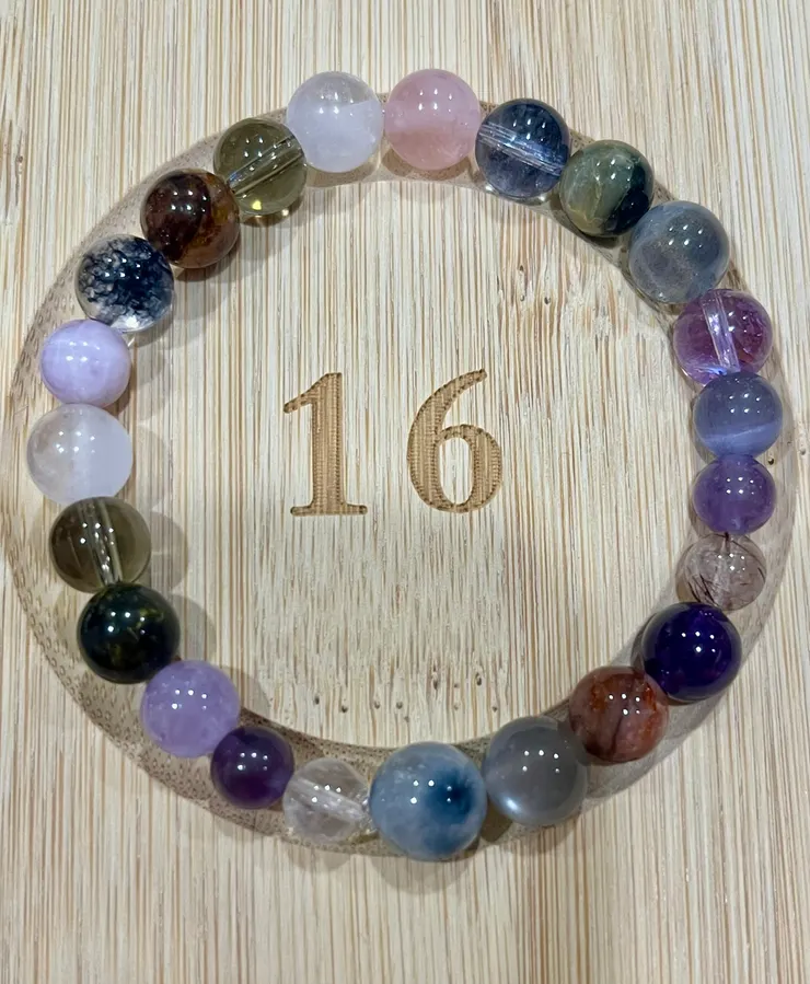 這是那天我幫自己配好時的樣子。 配珠的過程,像是在幫自己的心安放好位置。 每一顆珠子,都是我當下靈魂的對話與流動。 這串珠子完成的那一刻,我知道自己正在慢慢學會穩穩走回家。