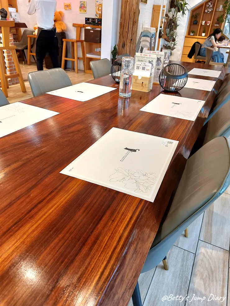 ▲龍潭「野薑花與貓」庭園餐廳/ 圖片來源:Betty's Jump Diary