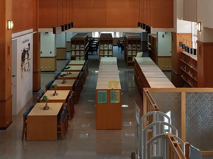 東華大學圖書館一樓閱覽空間 / 資料來源：我自己