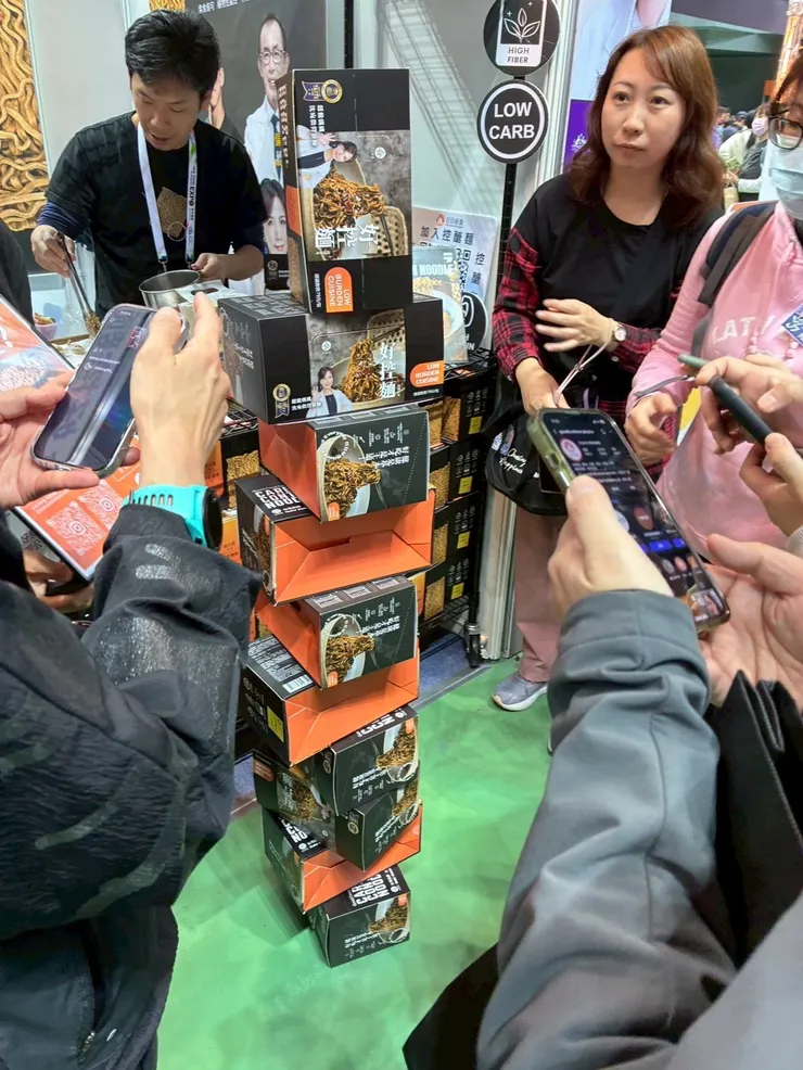 圖說：路跑選手參與「好控麵層層疊」趣味挑戰，現場感受日日好食年銷26座101的品牌實力與補給魅力。（資料來源：日日好食）