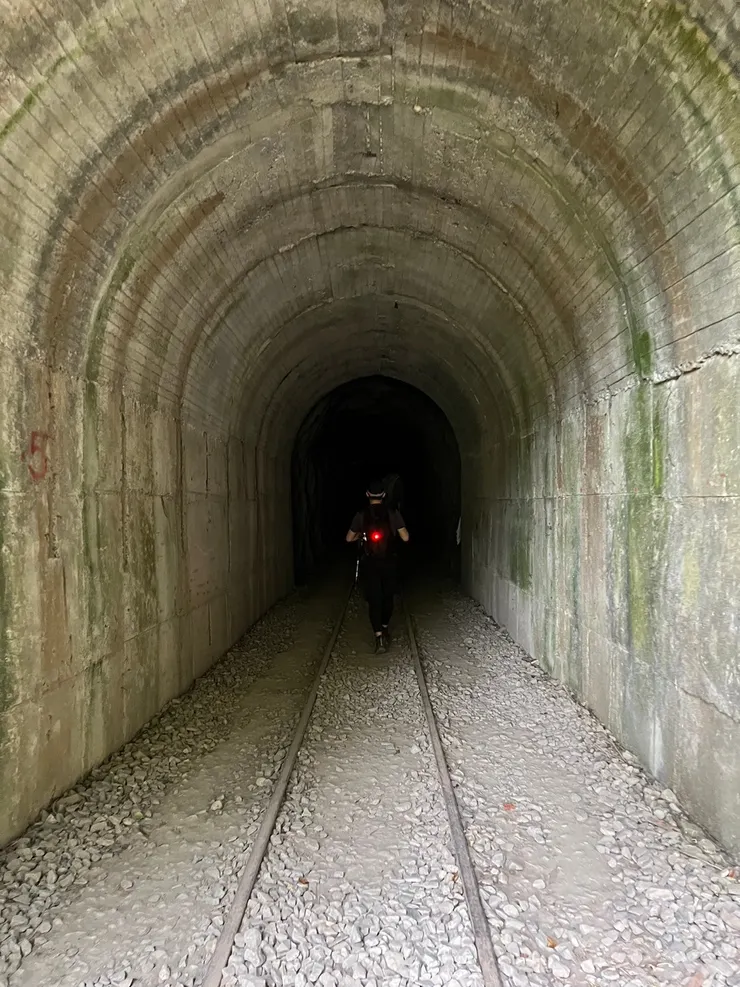 以早上來說，其實意外不太暗，只要走深一點，就能看到光線會被打到洞窟內，不過還是建議帶個頭燈