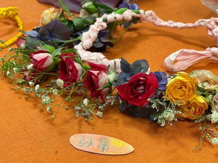 ▲在彩虹屋華德福幼兒園畢業的孩子,父母都會在畢業典禮編上美麗的花圈