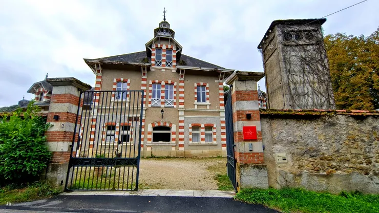 【L'hémicycle民宿大門】