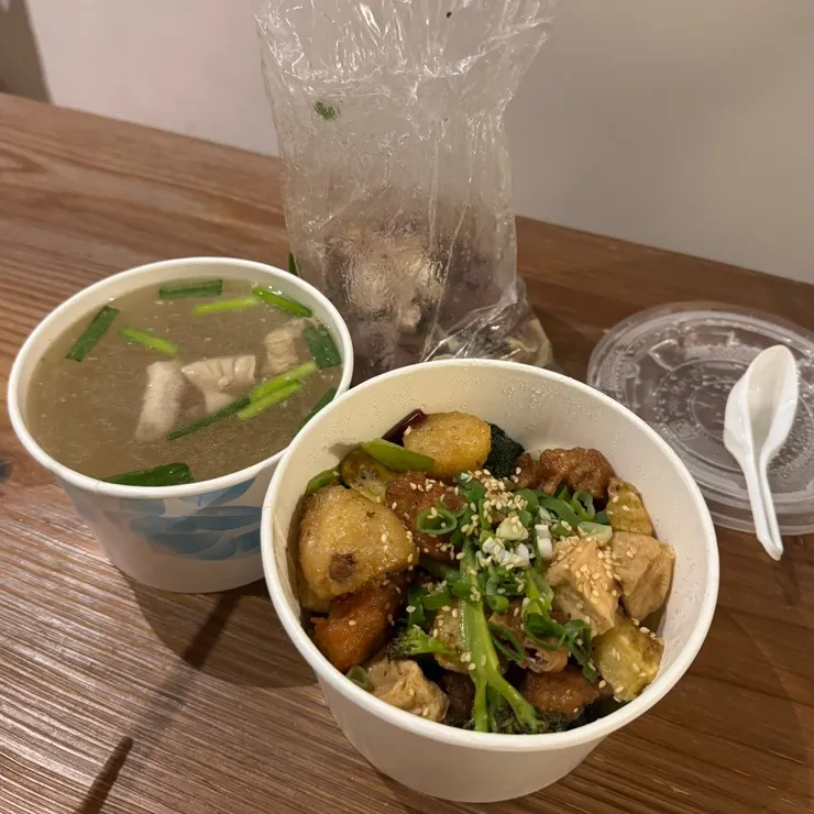 將蔡三毛和小赤佬外帶回住宿吃,忘記民宿有提供餐具(哭)。