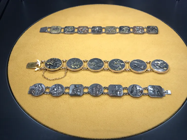 這些也是手鍊,但沒鑲貝類。每一塊的圖案也不同。