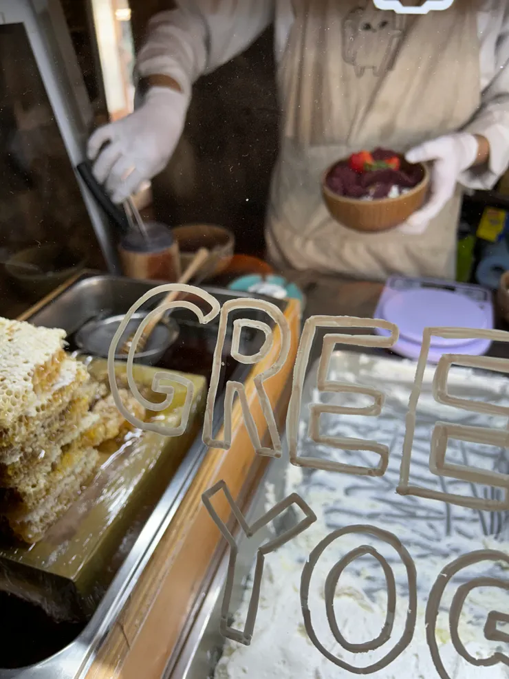 專人製作優格，圖中是我的莓果碗