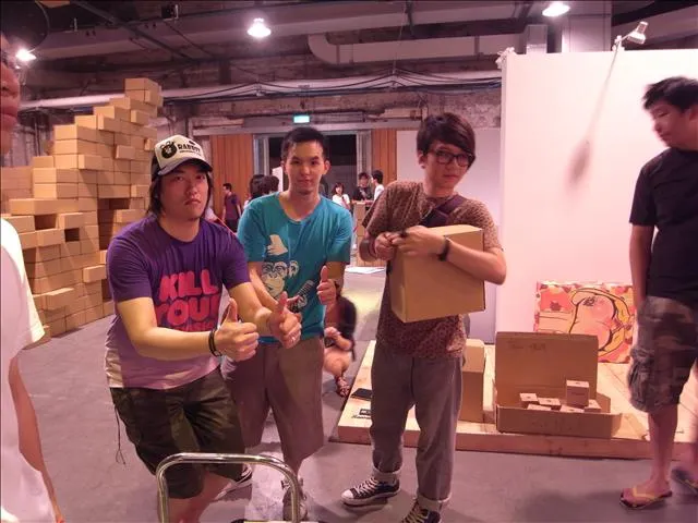 如果是設計圈的人~應該猜得出我旁邊的2位是誰~哈