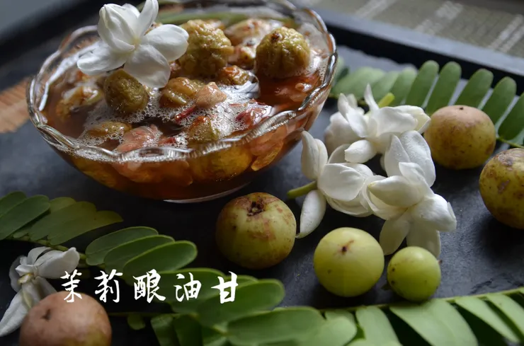 透過發酵轉化，讓油甘釋放出清新的果香，與甜美的茉莉花香融合成具有豐富層次的花果蜜香。