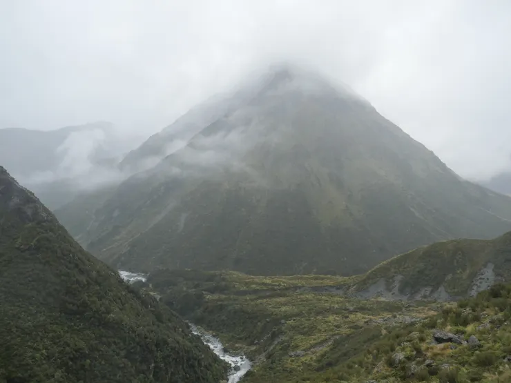 在Rees Saddle回望河谷，Mt. Edward巨大的山體讓人無法忽視。
