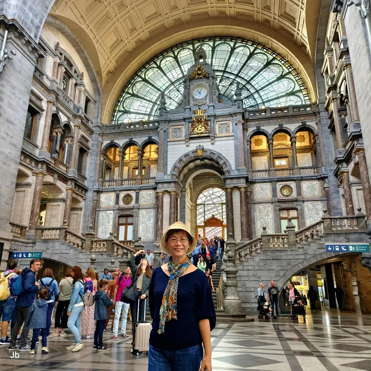 【果然嘆為觀止如皇冠鑲鑽般璨璀！安特衛普中央車站內部，這麼美當然得留個影。】