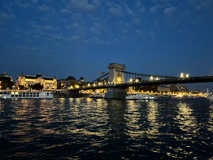 塞切尼鏈橋夜景