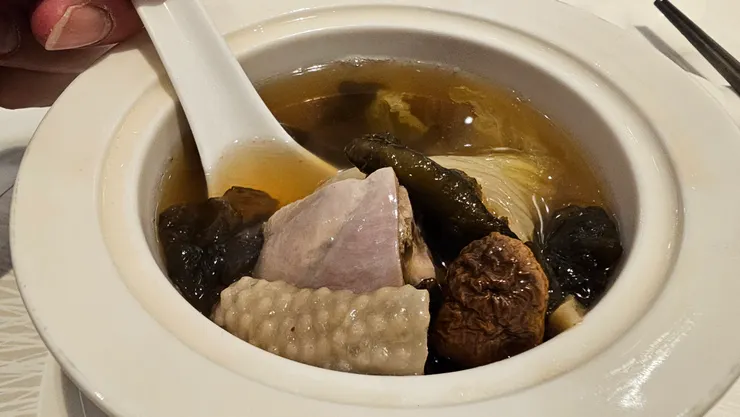 這是巴西蘑菇燉雞湯!