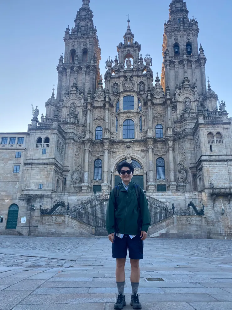 一大早來到大教堂面前，跟抵達的人們祝賀與幫忙拍照，好快樂！