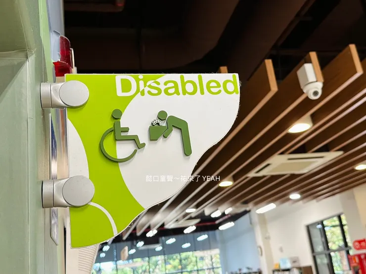 廁所空間,雖然無照護床但還算方便。