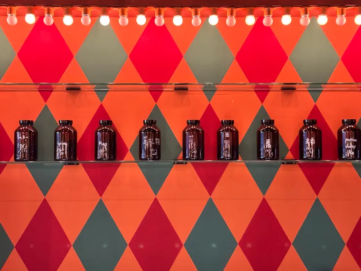 部分咖啡豆放在裡面，要煮的時候就從牆上拿下來