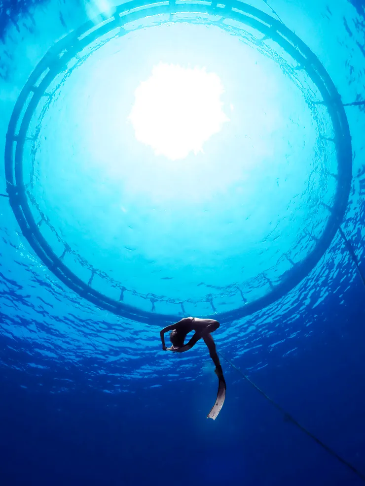 箱網水深約20至25米，海面上有一圈圈養殖箱網。photo by 廖昱揚 ／@instaliao