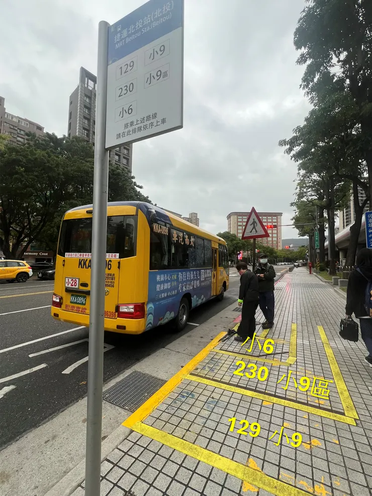 捷運北投站公車排隊線