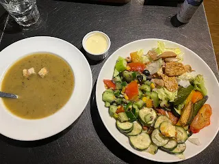 在清淡飲食的大方向下，如果只是來一份以肉類主餐為中心的套餐，並沒有多大的意義，因為那會落入好不好吃，然後還想要更好吃這樣的循環之中。例如這家的雞腿套餐，比不上之前吃過的某家雞腿飯，這樣只會沒完沒了，就是在追逐美味而已，不一定會讓自己更加健康。