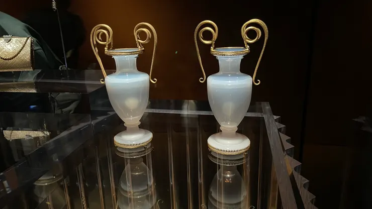 古今中外有志一同，都覺得繩索的質地很特別，於是都有以繩紋為設計的物品。這是巴黎裝置藝術博物館收藏的雙花瓶，以鎏金青銅雕刻出向上彎曲的把手，模仿繩索的優雅線條。瓶身是用蛋白石做的，溫潤美麗。