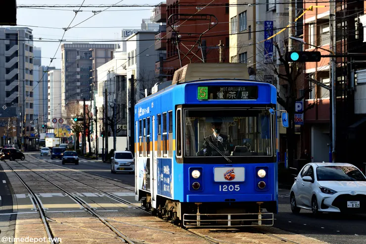 昭和末期到平成時代的電車頭燈由一個圓形大燈分成兩側的方形模組，外觀越來越像公車