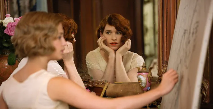 《丹麥女孩》劇照，由Eddie Redmayne飾演跨性別畫家Lili Elbe。
