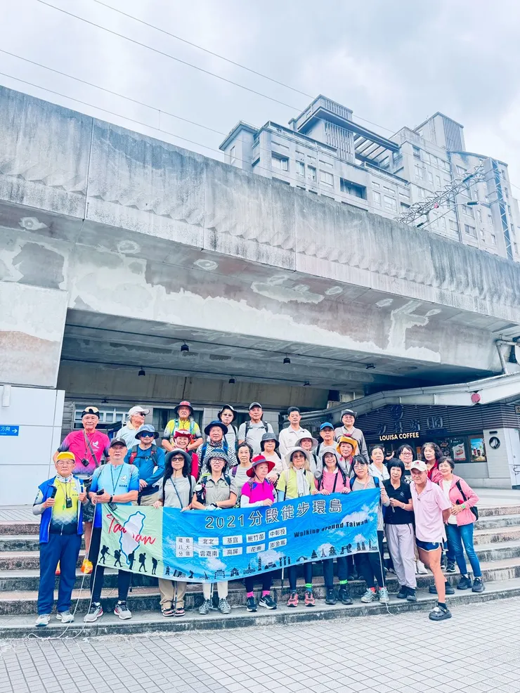 37位徒步好友汐科火車站留影後出發。