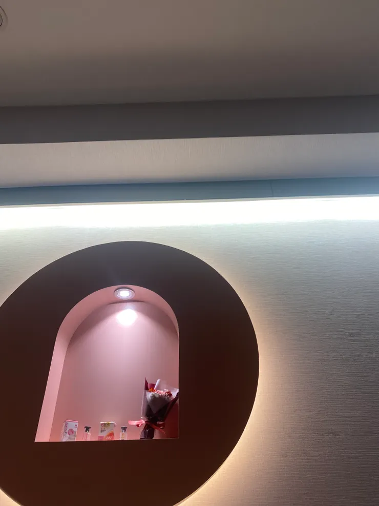 原本想拍自己敷面膜的樣子，但眼睛被面膜蓋住看不到手機介面，所以拍了一堆牆壁的照片...