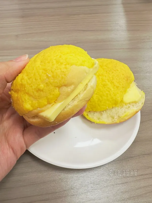 冰火菠蘿油外表玲瓏得很討喜，看似軟綿的菠蘿麵包竟然比想像中硬脆，融化的奶油被麵包吸收，每一口都有酥脆+滑潤奶油香，非常好吃！
