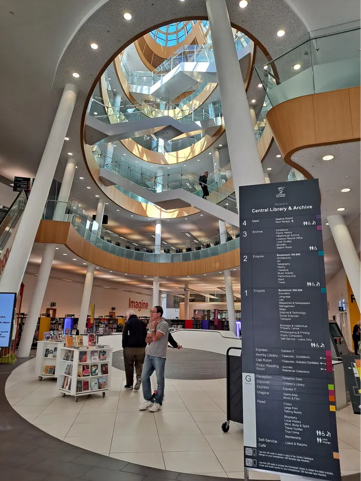 這個圖書館的樓梯實在太夏趴了