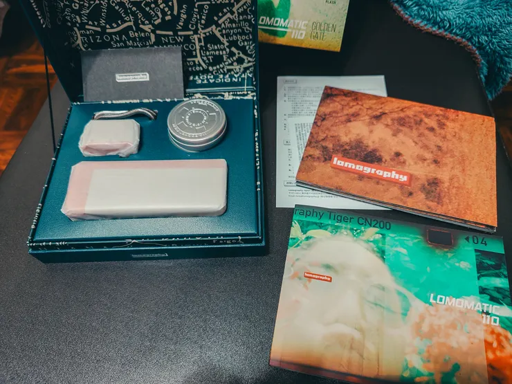 份量扎實的包裝盒與滿滿噹噹的配件!