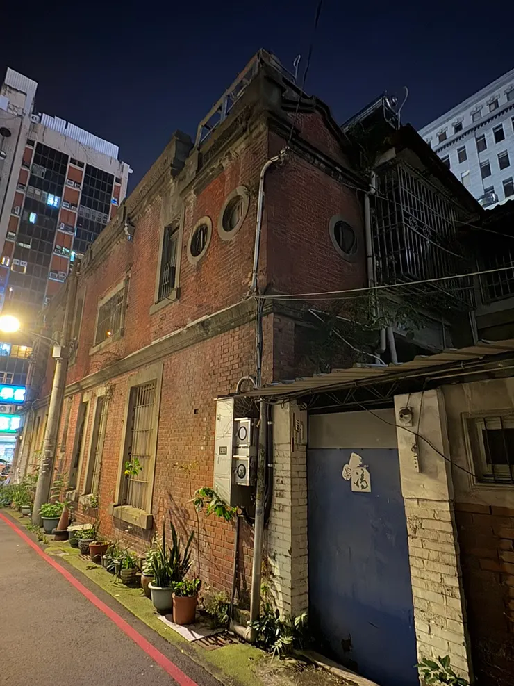 文青果的屋後。