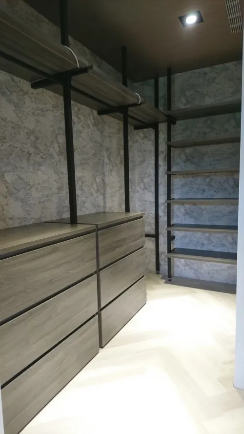 2019年近完工時的紀錄照片。當時還空蕩的衣架，現在已不敷使用。 