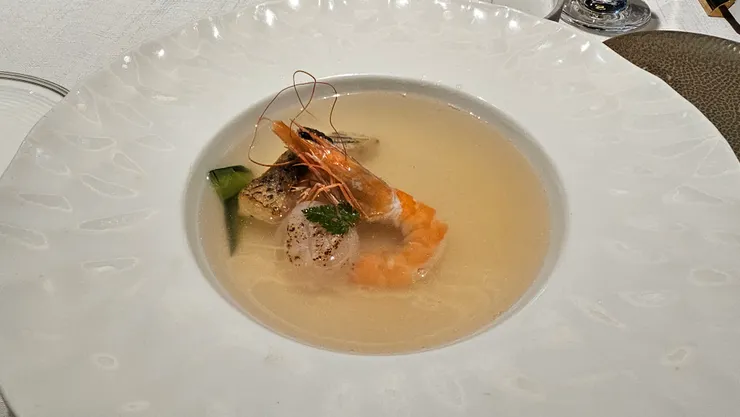 我的海鮮清湯有干貝、鮭魚和蝦子超奢華!