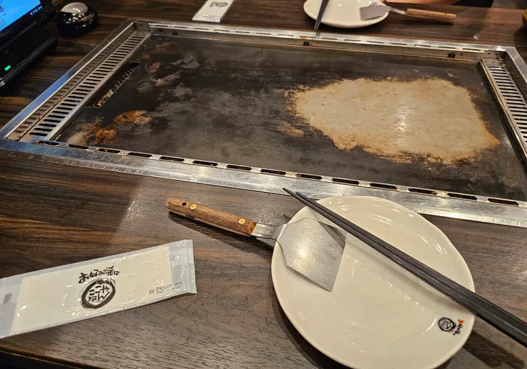 桌上有一塊大鐵板