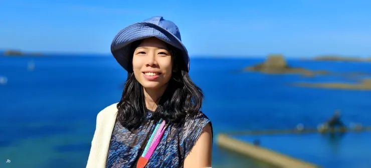 【女兒在荷蘭堡壘以英吉利海峽為背景，右後方焦點模糊的是國家堡。】