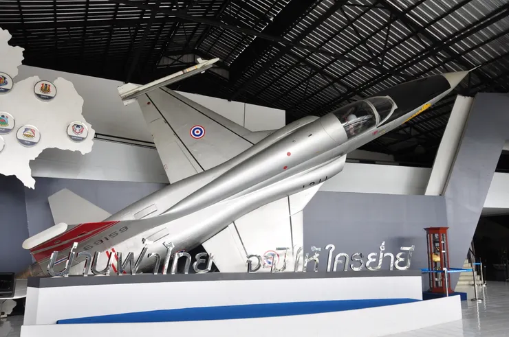 泰國空軍博物館展示的F-5A除役機,可見機身的曲線設計與機翼配置