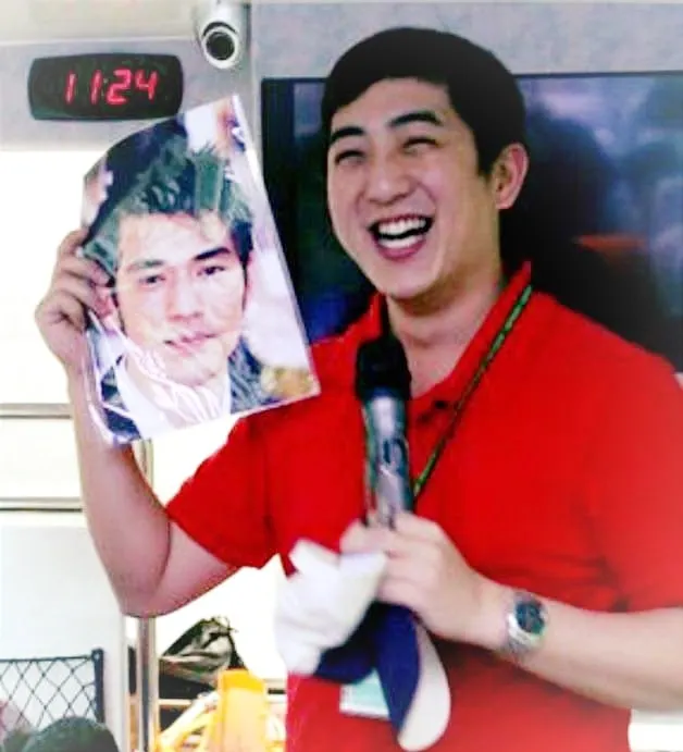 攝:小童.駿逸在遊覽車帶團,趣味解說