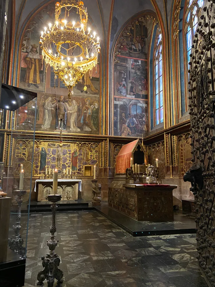 禮拜室，只能在門口拍照，裡面的壁畫和雕刻都相當華麗，真的是金碧輝煌