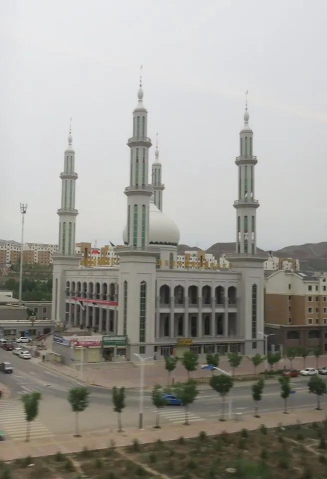 入青海途中。題外話，個人覺得，西寧一帶的青海穆斯林文化要多於藏文化。不過「青藏鐵路」把青海西藏在一般人心目中綑綁了起來。