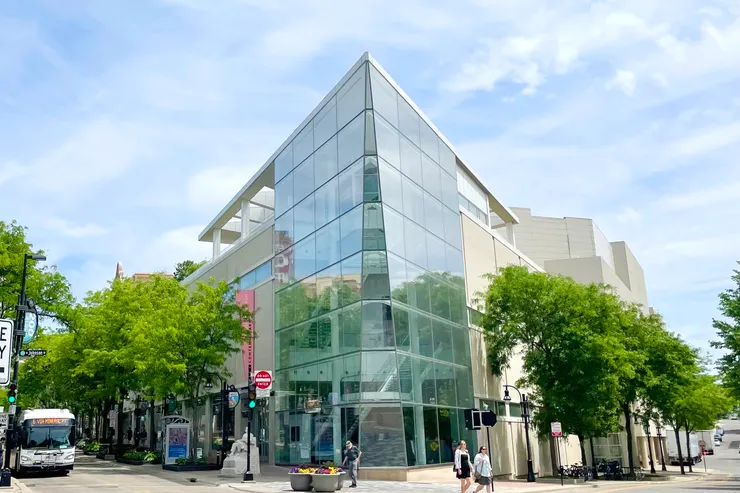 在陽光明媚的麥迪遜春天，玻璃屋的設計特別顯眼