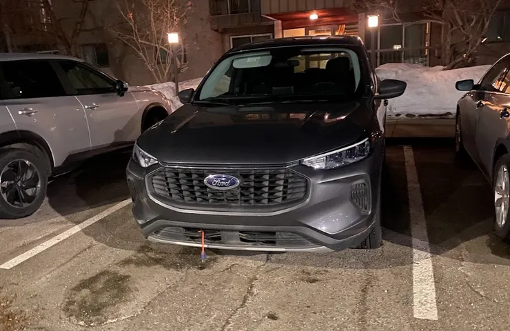 圖左前方，伸出插頭，跟鼻毛一樣XD