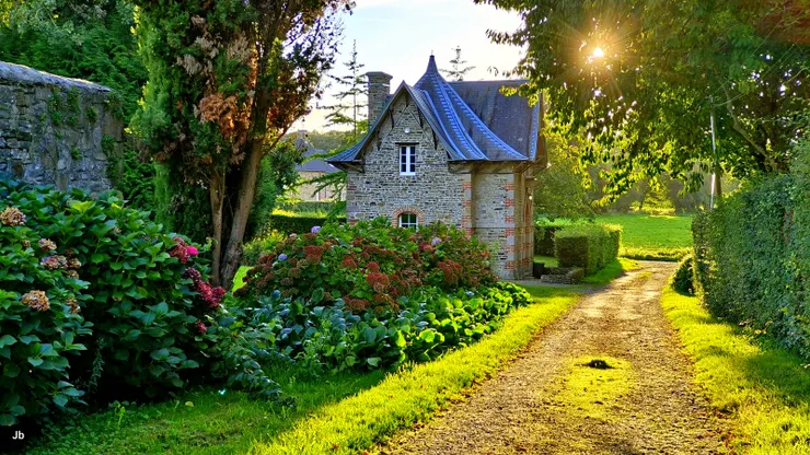 【四週有廣大的牧場與無邊的寧靜，晚出或早歸何妨內外逛逛也不錯！早期城堡的園丁小屋，現在也改裝成民宿，大概只能住2人。】