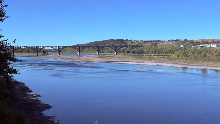 從舊橋這便看剛剛坐遊覽車經過的新公路橋