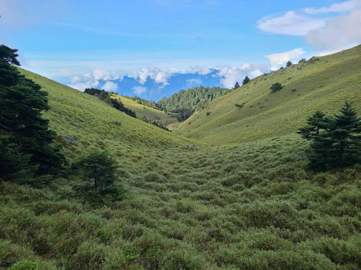 續行一小段後開始往南，偏離傳統路