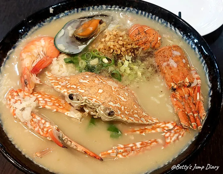 ▲霸氣螃蟹海鮮粥（台中大里店）霸氣神仙打架海鮮粥/圖片來源：Betty's Jump Diary